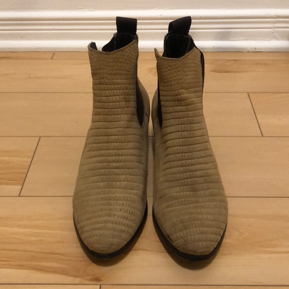 Croc style boot